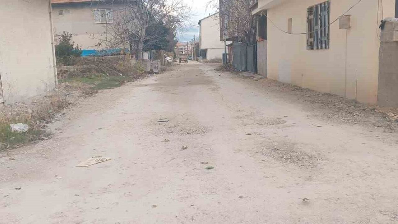 Adıyaman Gölbaşı Yeni Mahalle’de asfalt sorunu: Mahalle sakinleri çözüm bekliyor