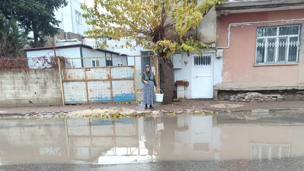 Adıyaman Hısnımansur Caddesi'nde Yağış Sonrası Su Baskını: Evler Etkilendi