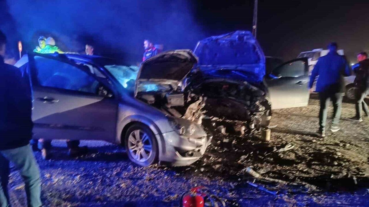 Adıyaman Kahta'da iki otomobil çarpıştı: 5 kişi yaralandı