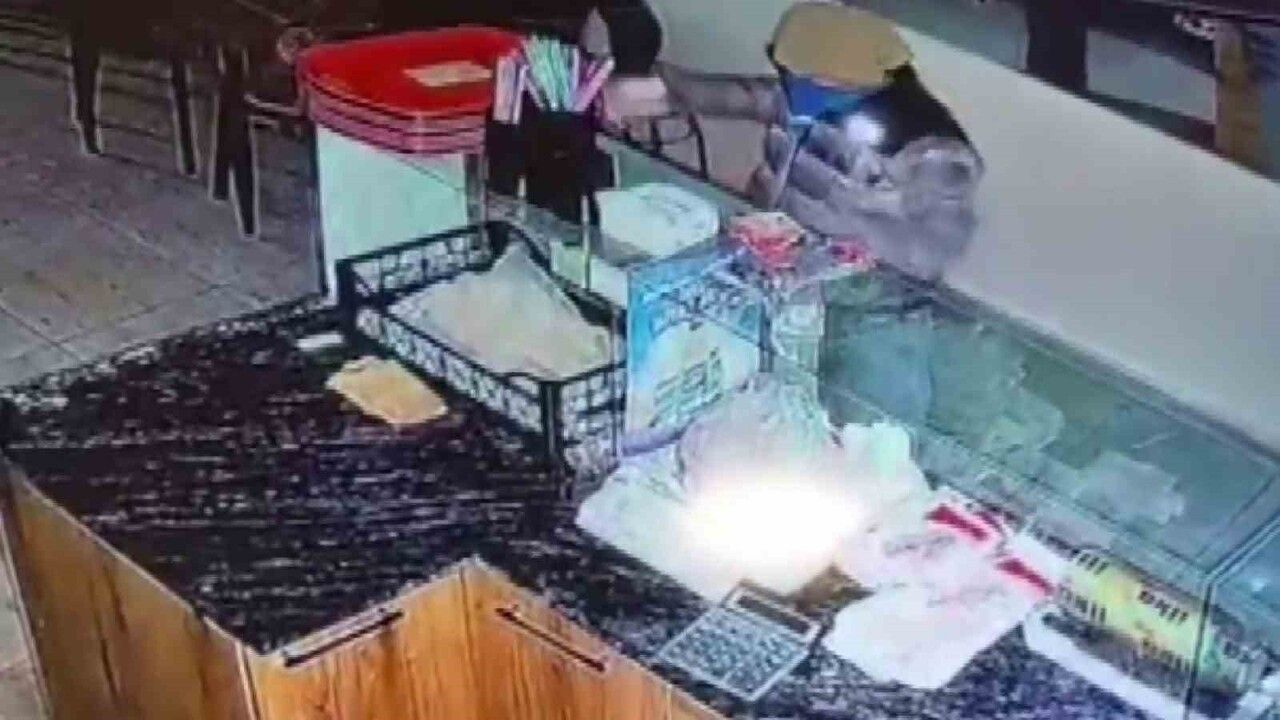 Adıyaman Kahta'da iş yerinden sadaka kutusu ve nakit para çalan şüpheliler güvenlik kamerasında