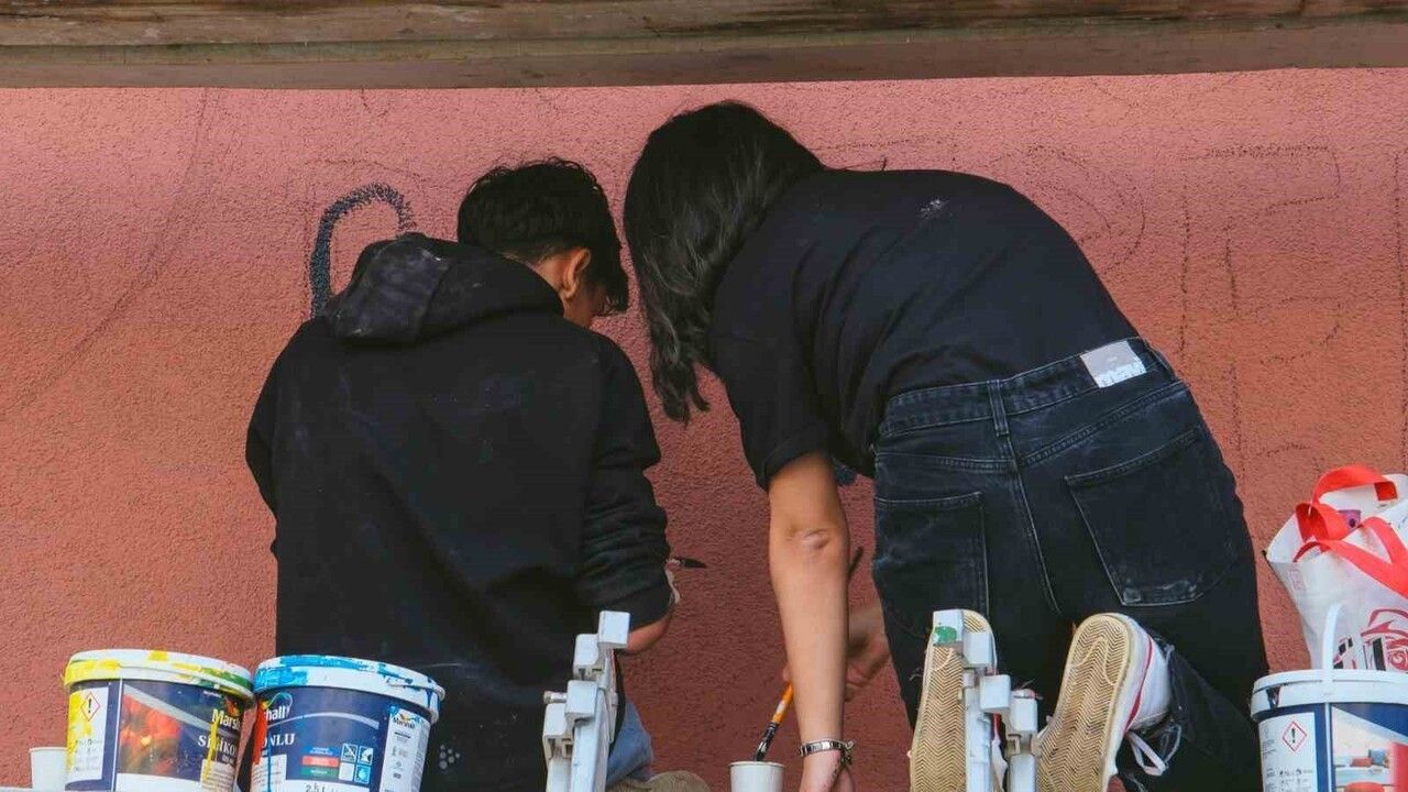 ADÜ öğrencileri kampüs duvarlarına Filistin destek muralı yaptı