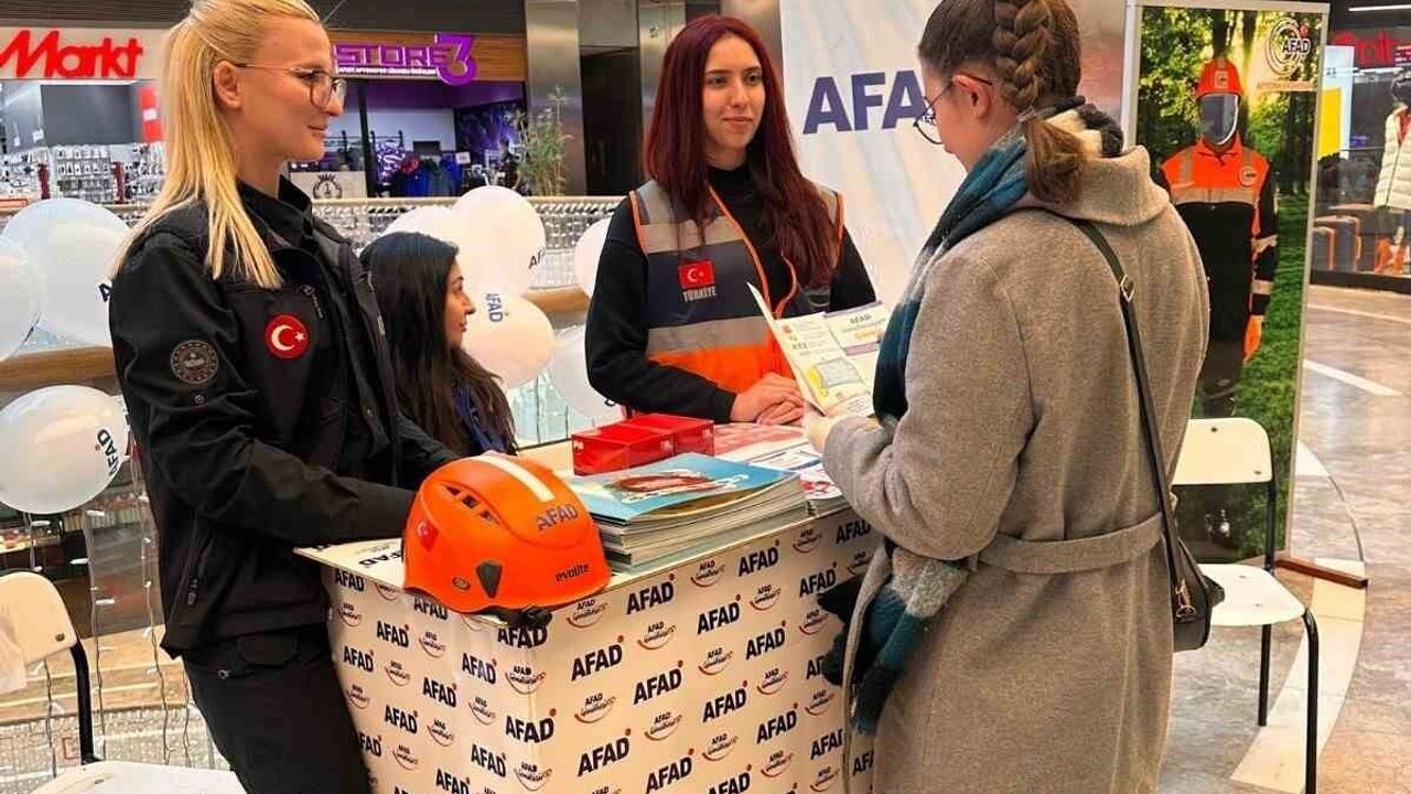 AFAD, Park Afyon AVM'de Açtığı Stantla Vatandaşları Afet ve Risklere Karşı Bilgilendirdi