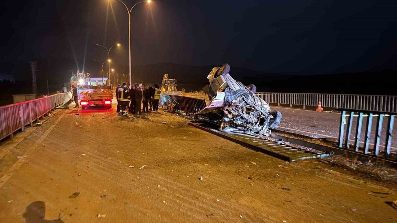 Afyonkarahisar Bayat'ta köprü demirlerine çarpan otomobil: 1 ölü, 3 yaralı