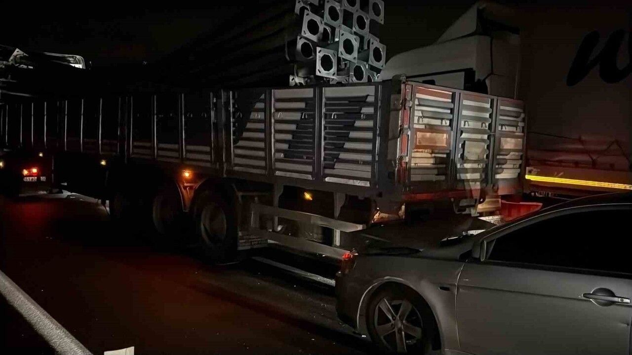 Afyonkarahisar Bolvadin'de iki tır ile otomobil çarpıştı: 1 kişi yaralandı