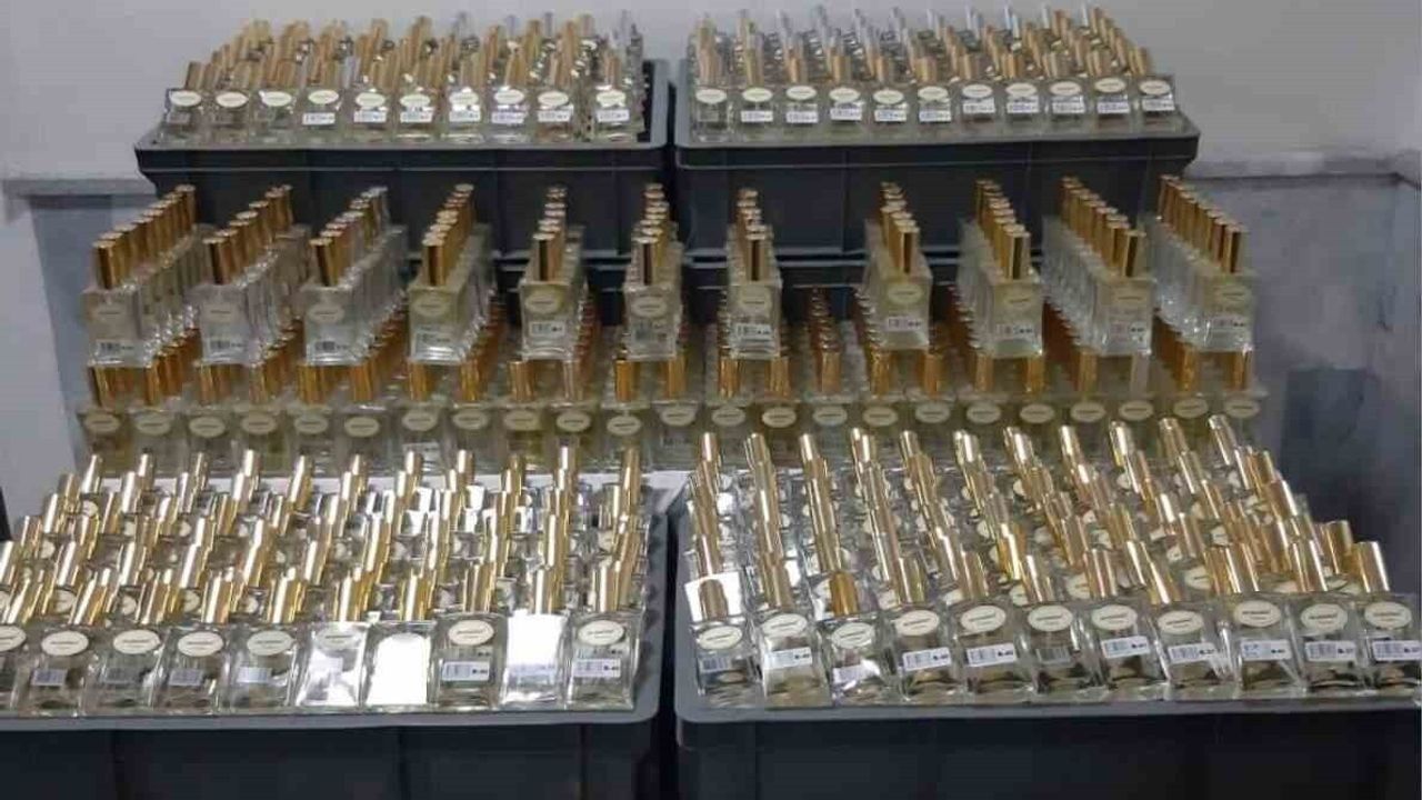 Afyonkarahisar'da 1,2 milyon TL değerinde 2 bin 200 şişe kaçak parfüm ele geçirildi