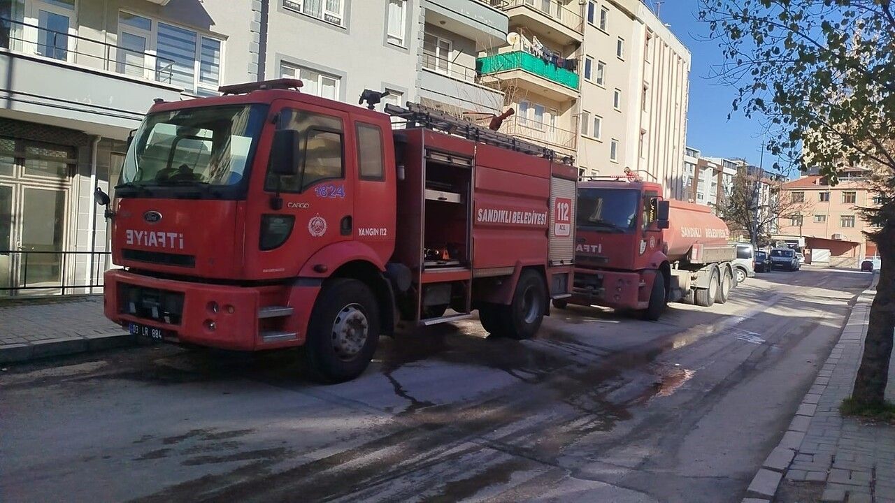 Afyonkarahisar'da 5 katlı binanın çatı katında yangın — Sandıklı'da itfaiye müdahalesi