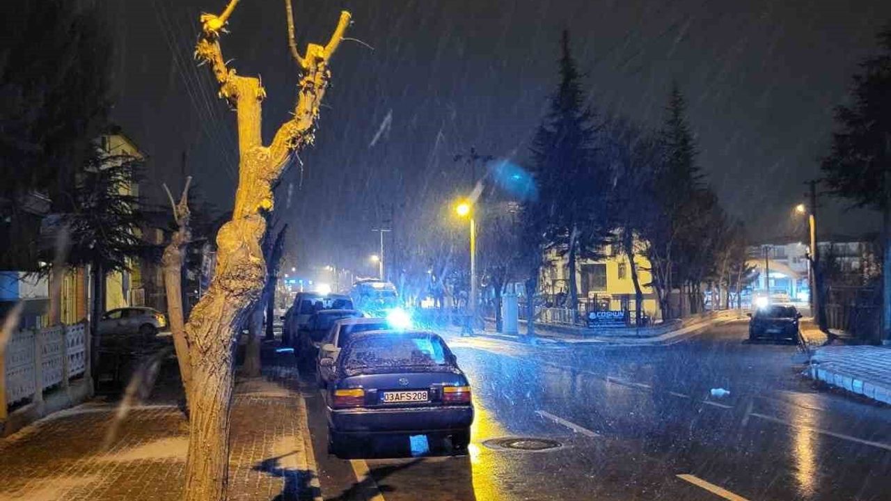 Afyonkarahisar'da akşam başlayan kar yağışı kent merkezi ve ilçelerde etkili oldu