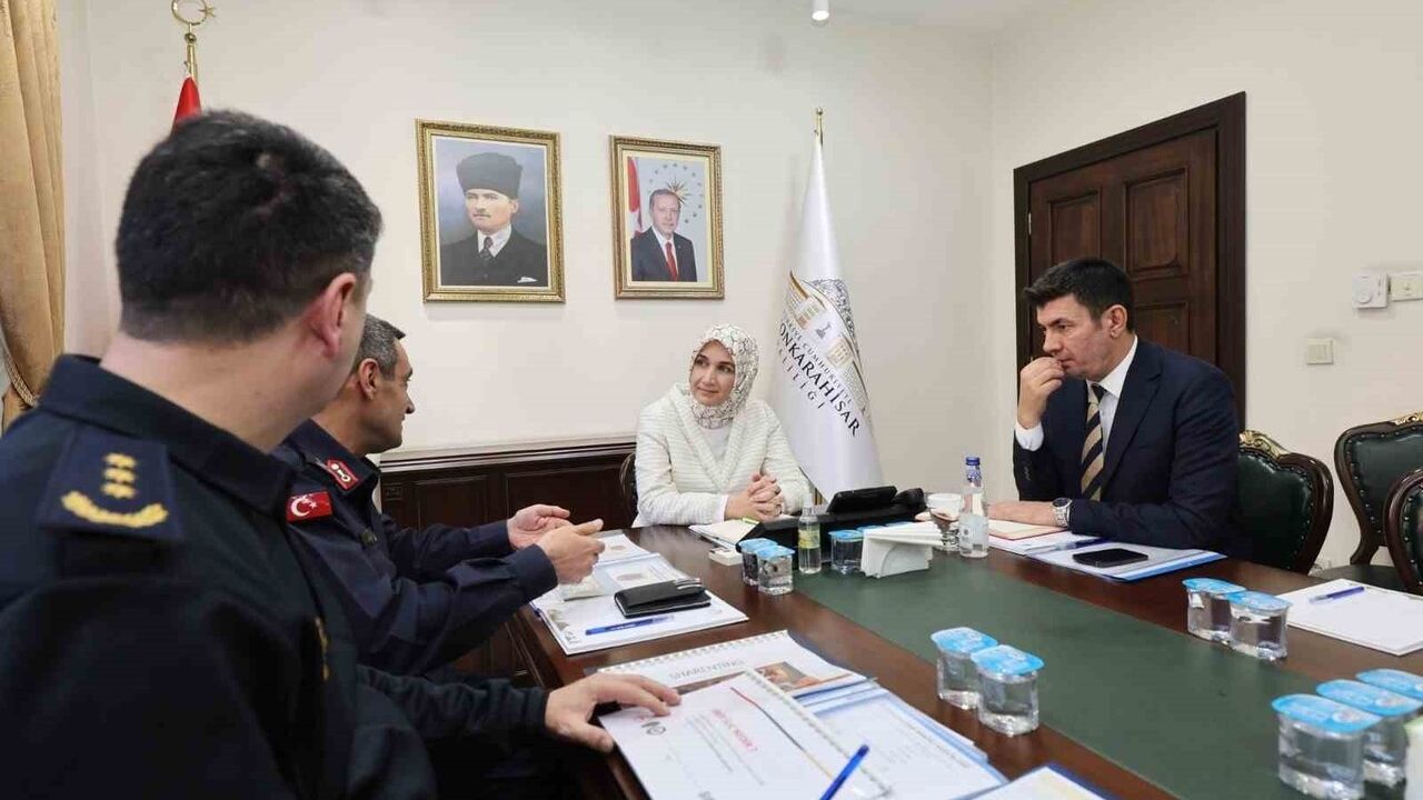 Afyonkarahisar'da Asayiş Toplantısı: Kış Tedbirleri ve Trafik Güvenliği Odakta