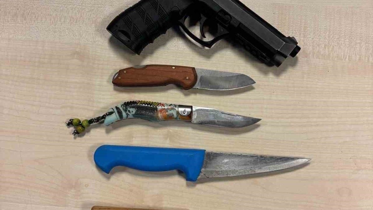 Afyonkarahisar'da bir haftalık polis denetiminde 16 aranan yakalandı; silah, bıçak ve uyuşturucu ele geçirildi