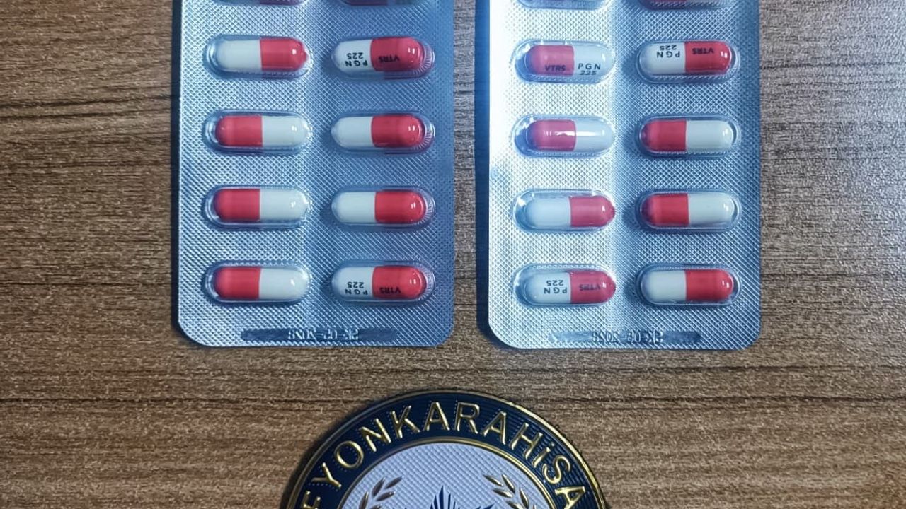 Afyonkarahisar'da bir haftalık polis denetiminde 30 kişi yakalandı; uyuşturucu ve ruhsatsız silah ele geçirildi