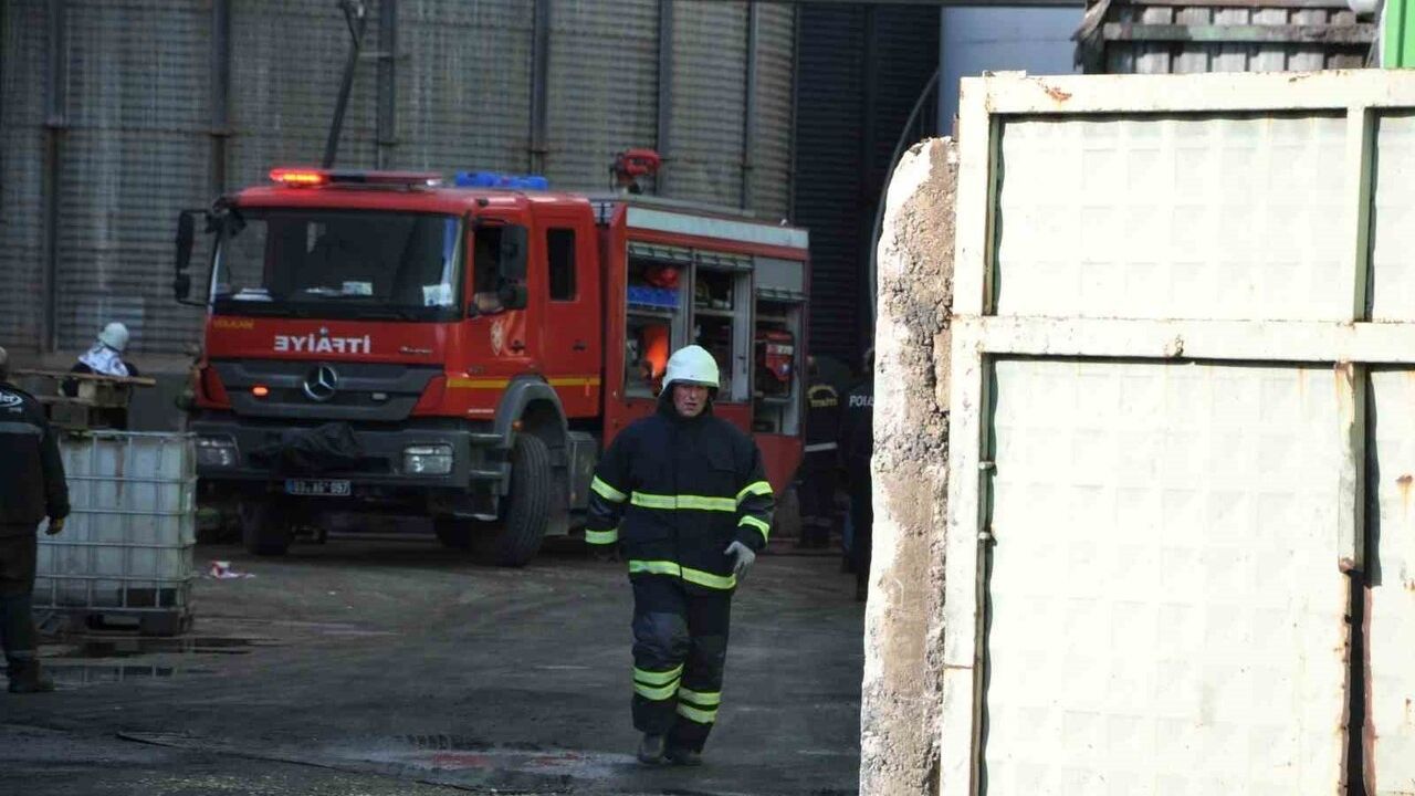 Afyonkarahisar'da Çiftçiler Yağ Fabrikasında Tekrar Yangın: İtfaiye Müdahalesiyle Kontrol Altına Alındı