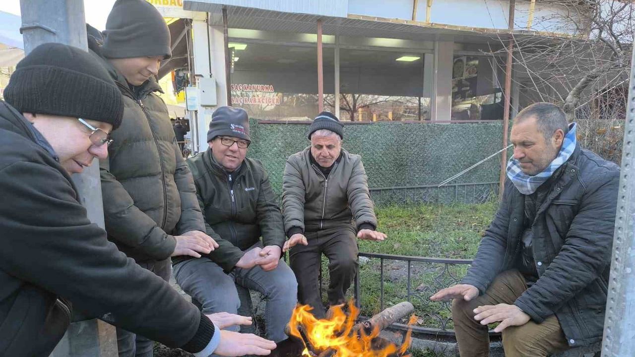 Afyonkarahisar'da düşen sıcaklıklar pazarcı esnafını zorluyor