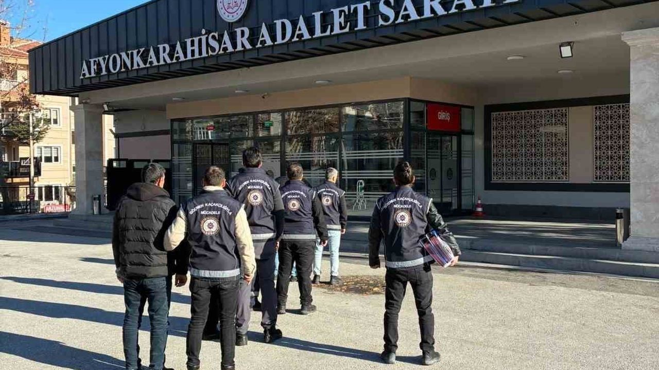 Afyonkarahisar'da düzensiz göçmen operasyonu: 4 kişi tutuklandı, 27 göçmen yakalandı