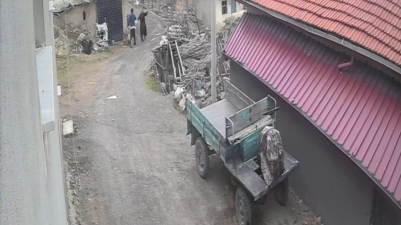 Afyonkarahisar'da iddia: Karısına tekme ve sopayla saldırdı, kamera görüntüleri ortaya çıktı