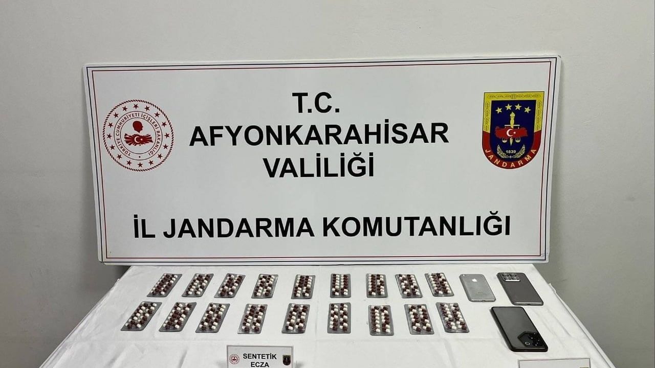 Afyonkarahisar'da jandarma operasyonu: 252 uyuşturucu hap ele geçirildi, 4 kişi gözaltında