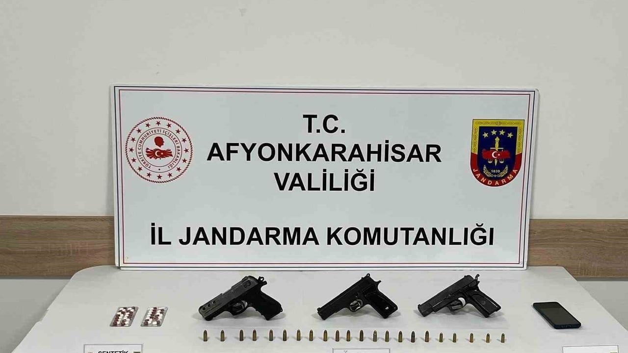 Afyonkarahisar'da jandarma operasyonu: 26 uyuşturucu hap ve 3 ruhsatsız tabanca ele geçirildi, bir kişi tutuklandı