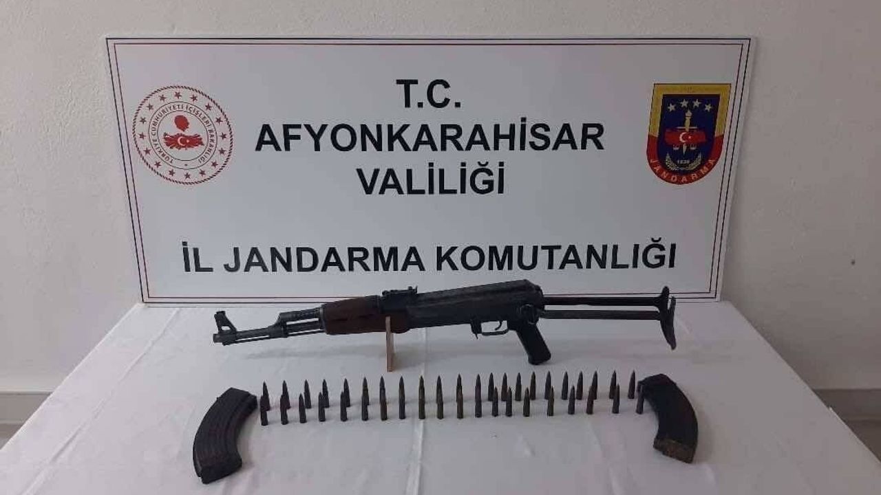Afyonkarahisar'da jandarma şüpheli araçta Kalaşnikov ve mühimmat ele geçirdi