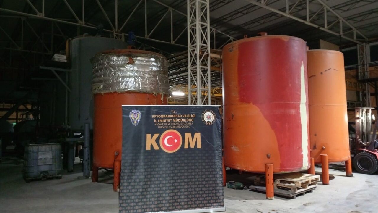 Afyonkarahisar'da kaçak akaryakıt operasyonu: 20 ton yakıt ele geçirildi
