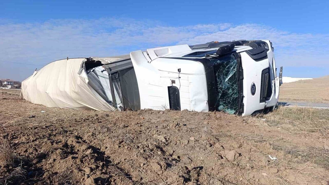 Afyonkarahisar'da kalorifer peteği yüklü tır devrildi: 1 kişi yaralandı, büyük maddi hasar