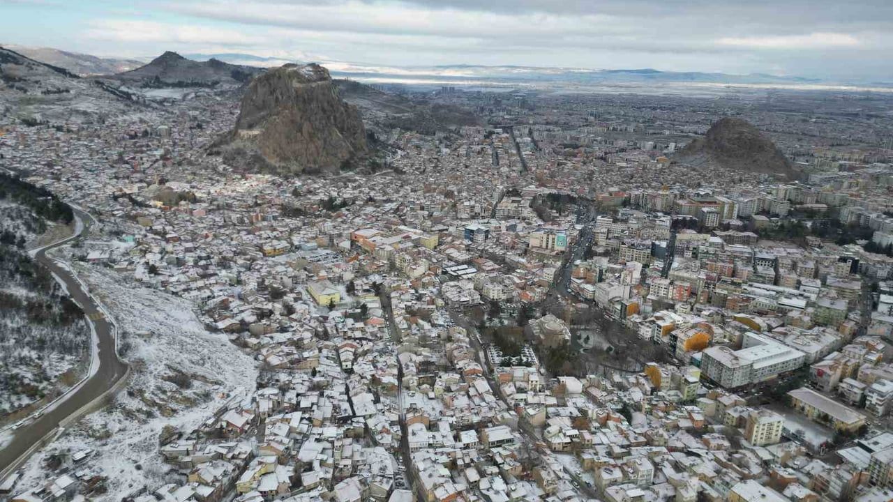 Afyonkarahisar'da kar yağışı sonrası sıcaklık eksi 5°C'ye düştü, kent merkezinde donma görüldü