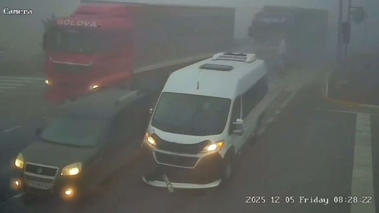 Afyonkarahisar'da Karacalar Kavşağı'nda trafik kazası: 20 kişi yaralandı