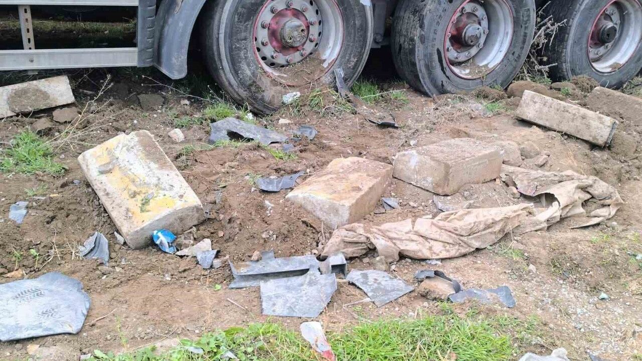 Afyonkarahisar'da kontrolden çıkan tır başka tırın dorsesine çarptı; sürücü yaralandı
