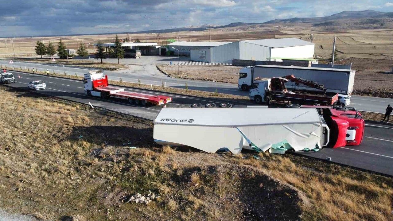 Afyonkarahisar'da meyve yüklü tır devrildi: Yaklaşık 20 ton meyve ziyan oldu