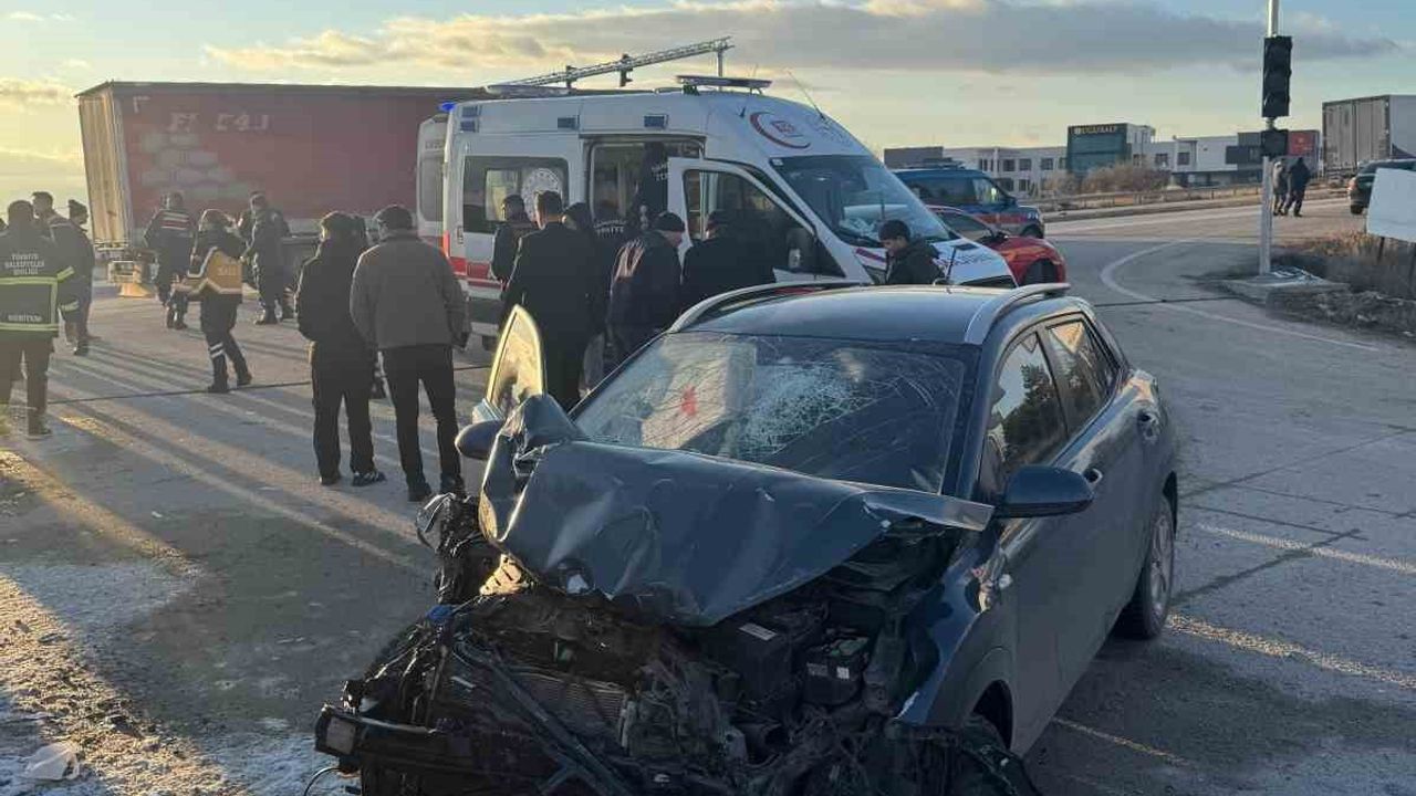 Afyonkarahisar'da öğrenci servisi ile otomobil çarpıştı: 18 yaralı