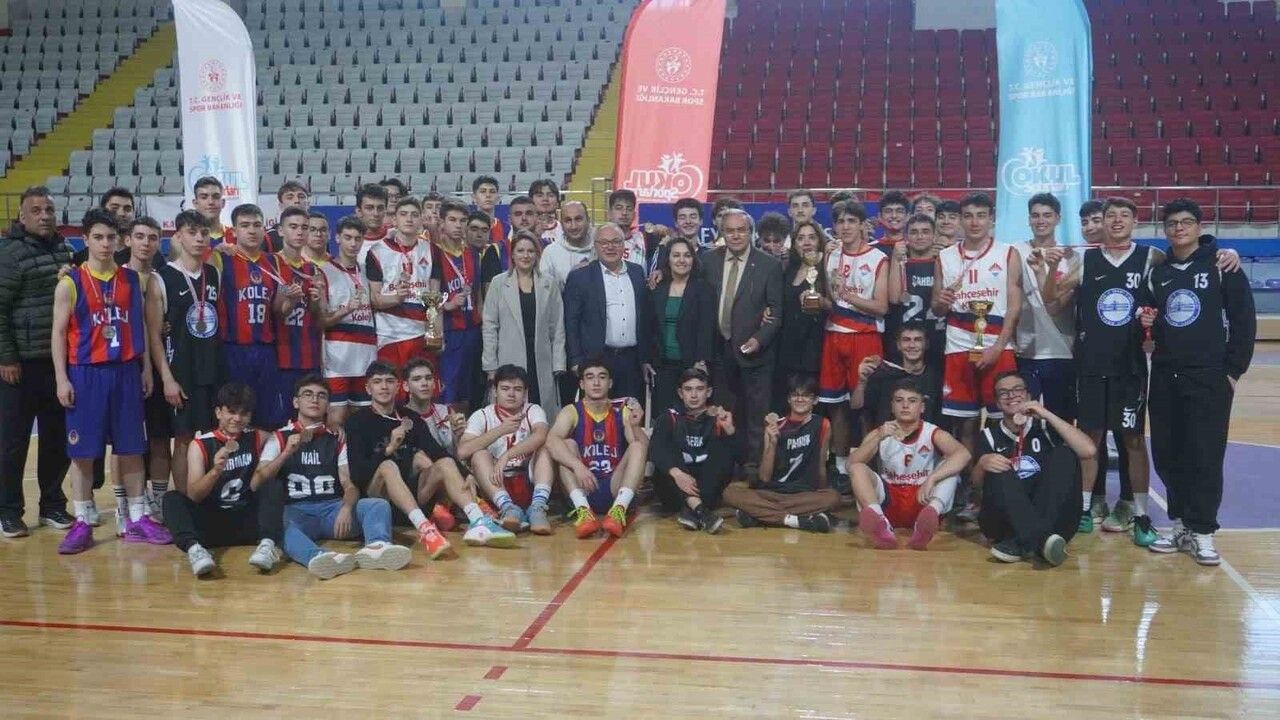 Afyonkarahisar’da Okul Sporları Genç Erkekler Basketbol Müsabakaları Tamamlandı