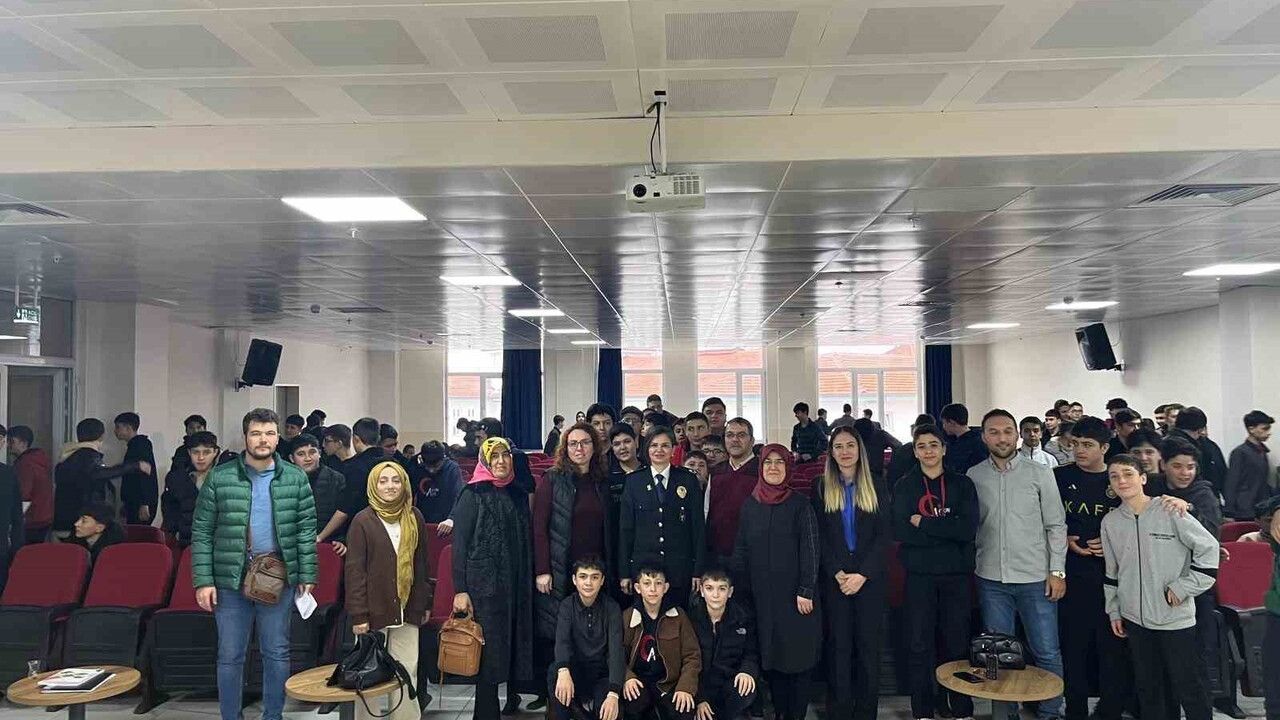 Afyonkarahisar'da polis ekiplerinden lise öğrencilerine çocuk suçları ve akran zorbalığı eğitimi