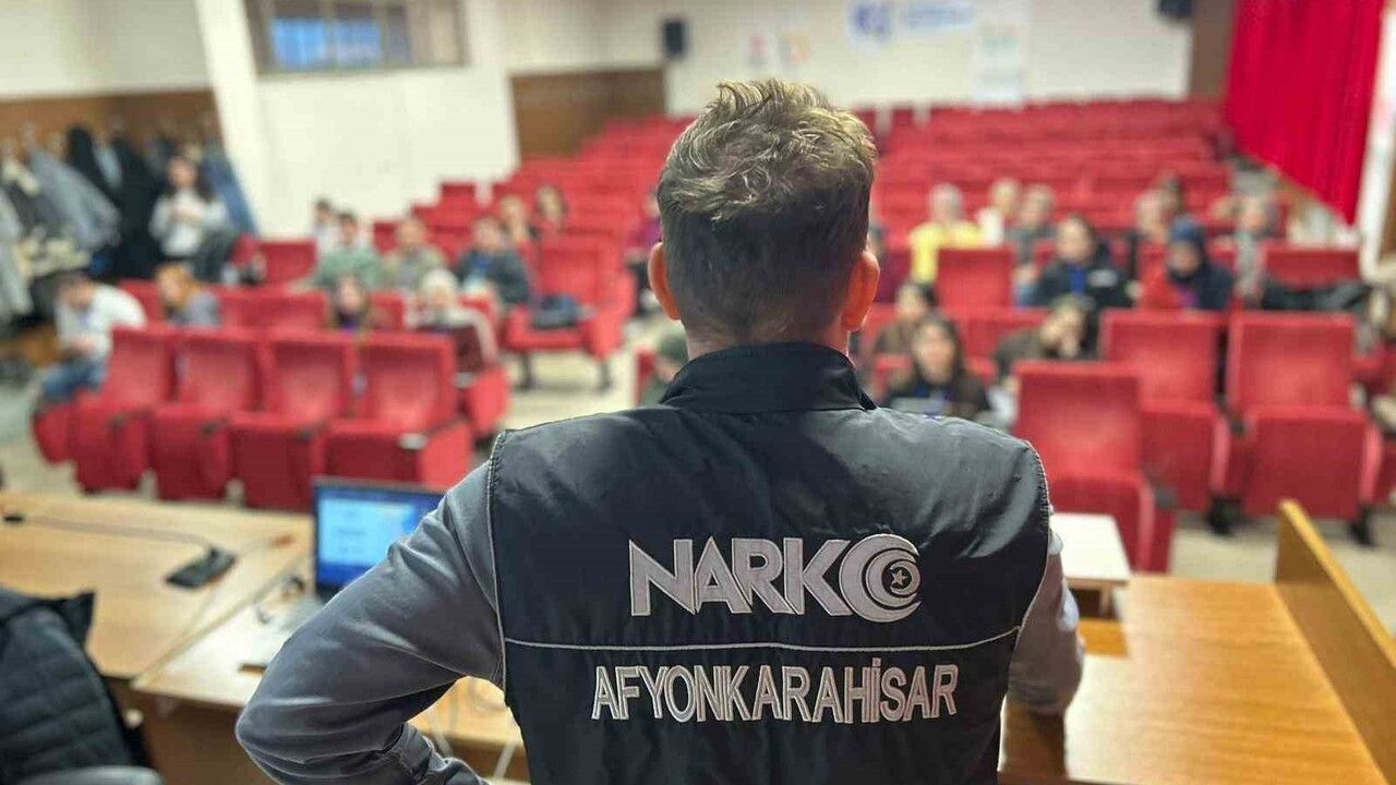 Afyonkarahisar'da polis, üniversite öğrencilerine 'NarkoGençlik' eğitimi verdi