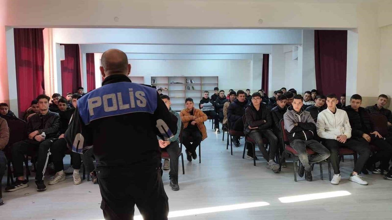 Afyonkarahisar'da polislerden çıraklık ve akşam sanatı okulu öğrencilerine eğitim