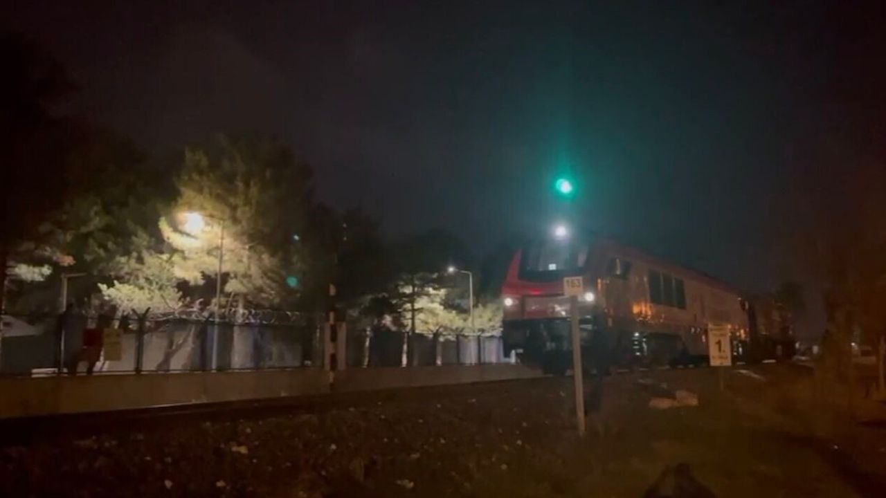 Afyonkarahisar'da raylardan karşıya geçerken lokomotifin çarptığı 16 yaşındaki genç hayatını kaybetti