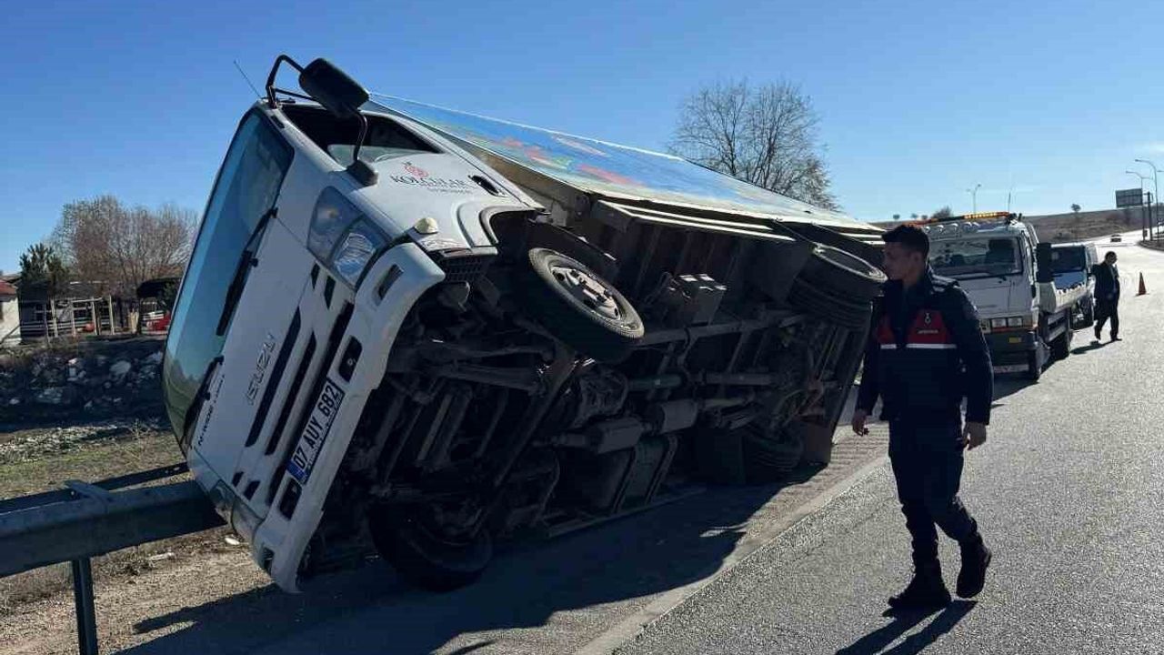 Afyonkarahisar'da Refüje Giren Kamyonet Bariyerlere Çarpıp Yan Yattı: 2 Yaralı