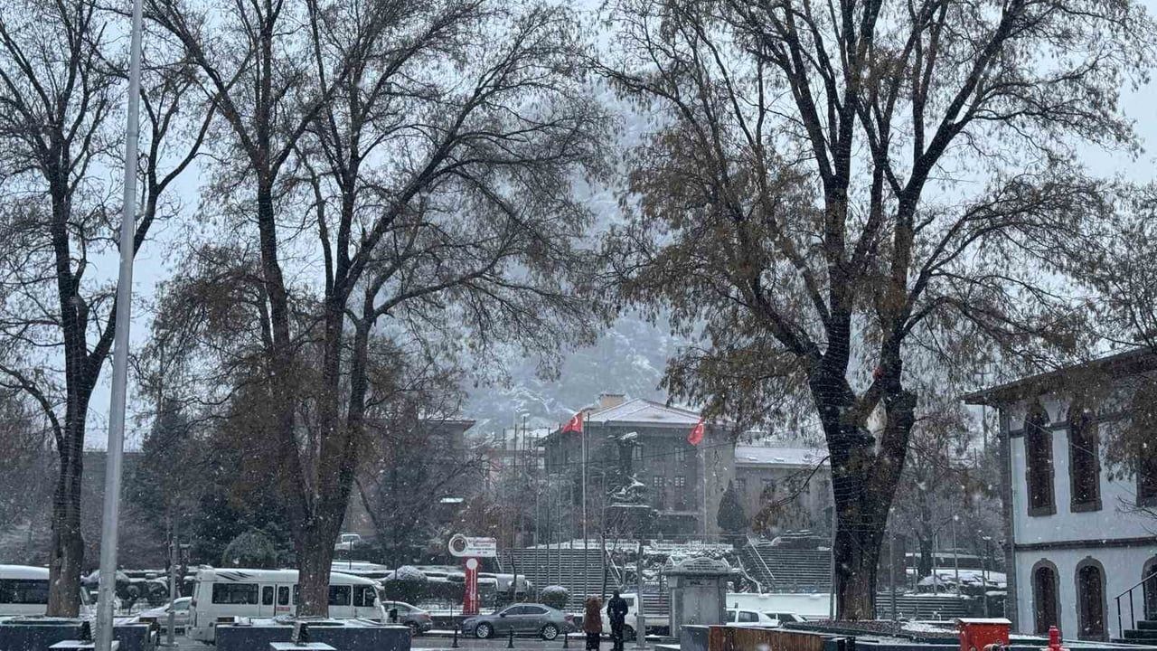 Afyonkarahisar'da Sabah Başlayan Kar Yağışı Kent Genelinde Etkili Oldu