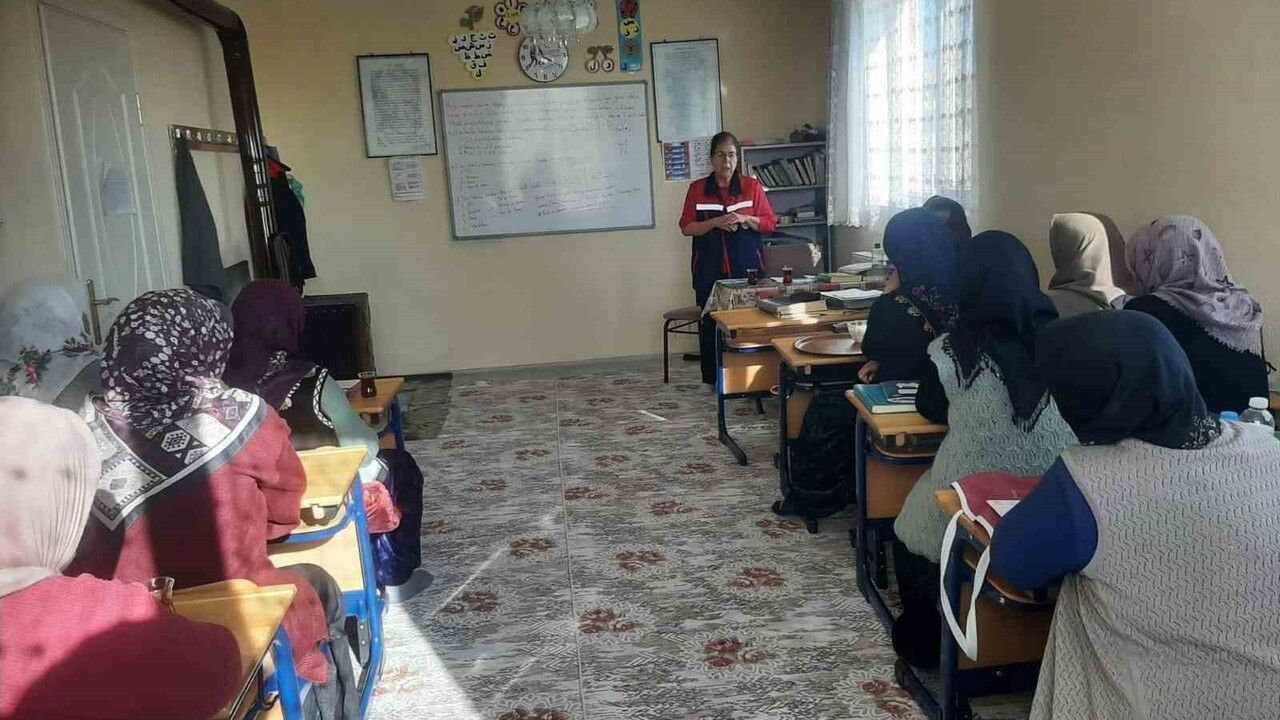 Afyonkarahisar'da "Tarımın İsimsiz Kahramanları" kadın çiftçi eğitimleri Çıkrık ve Gebeceler'de sürdü