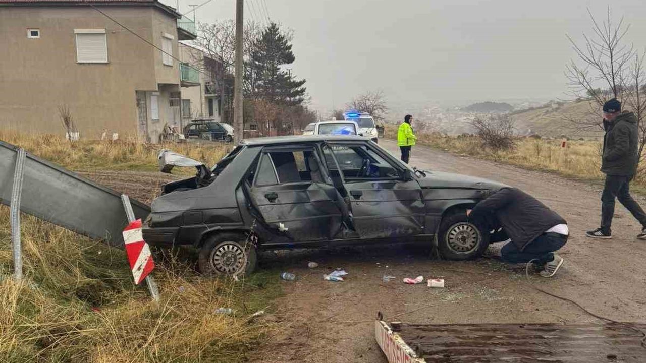 Afyonkarahisar'da Trafik Levhasına Çarpan Otomobil Hurdaya Döndü: 3 Kişi Yaralandı