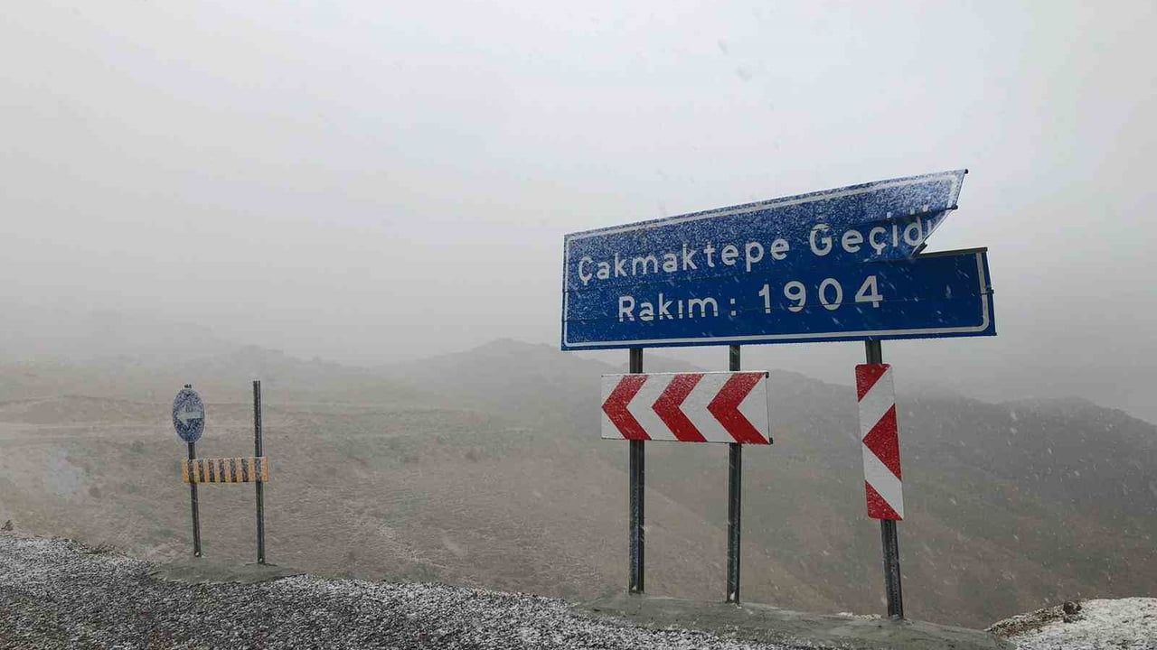Afyonkarahisar'da yağmur yüksek kesimlerde kara dönüştü