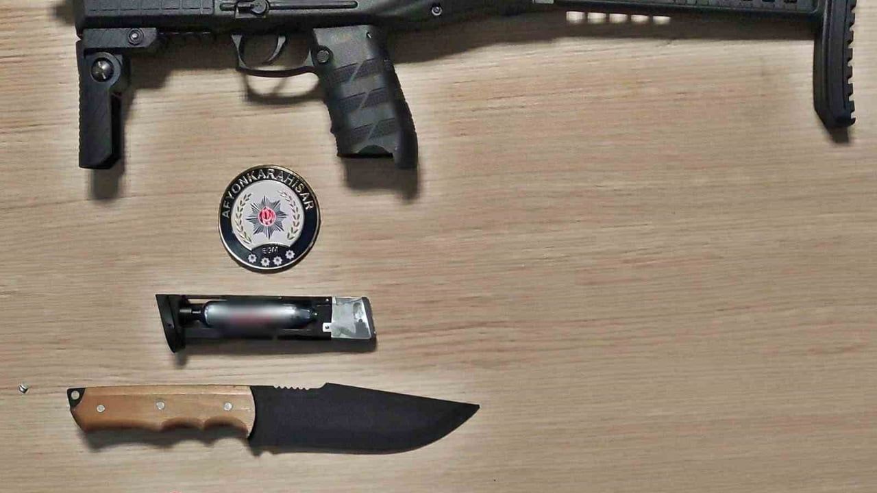 Afyonkarahisar'da yeni yıl öncesi denetimlerde hapis cezası bulunan 20 kişi yakalandı