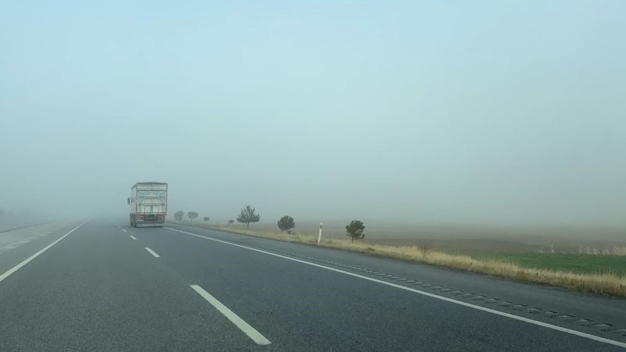 Afyonkarahisar'da Yoğun Sis Görüş Mesafesini 50 Metreye Kadar Düşürdü