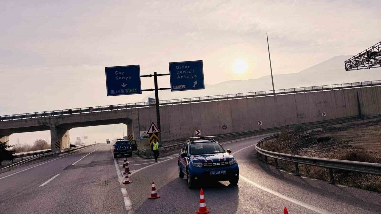 Afyonkarahisar'da yoğun sis nedeniyle Çay-Dinar kara yolu çift yönlü trafiğe kapatıldı