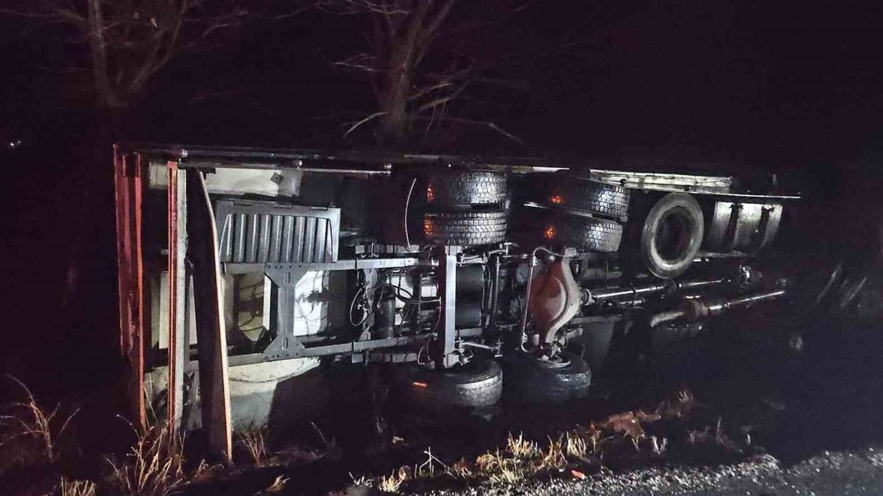 Afyonkarahisar Dinar'da kamyonla çarpışan otomobil şarampole devrildi; sürücü yaşamını yitirdi