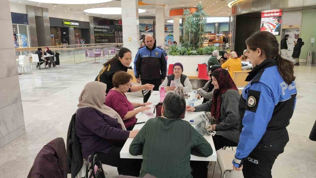 Afyonkarahisar Emniyeti vatandaşlara hırsızlık ve telefon dolandırıcılığına karşı bilgilendirme broşürleri dağıttı