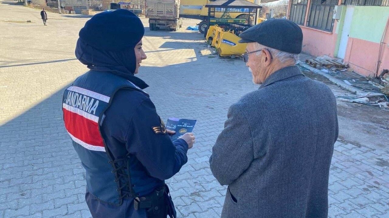 Afyonkarahisar Jandarması Hocalar'da kadına şiddetle mücadele bilgilendirmelerini sürdürdü