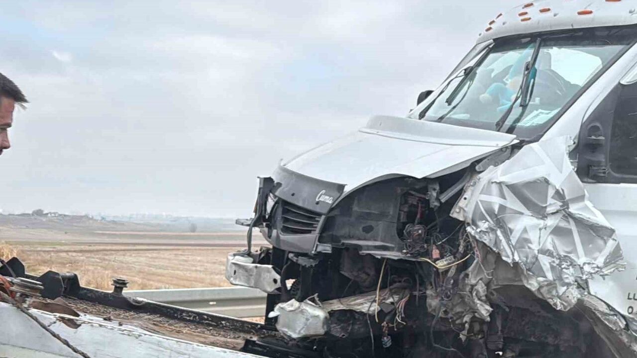 Afyonkarahisar-Konya yolunda çekici bariyerlere çarptı; bir yön yaklaşık 20 dakika kapandı