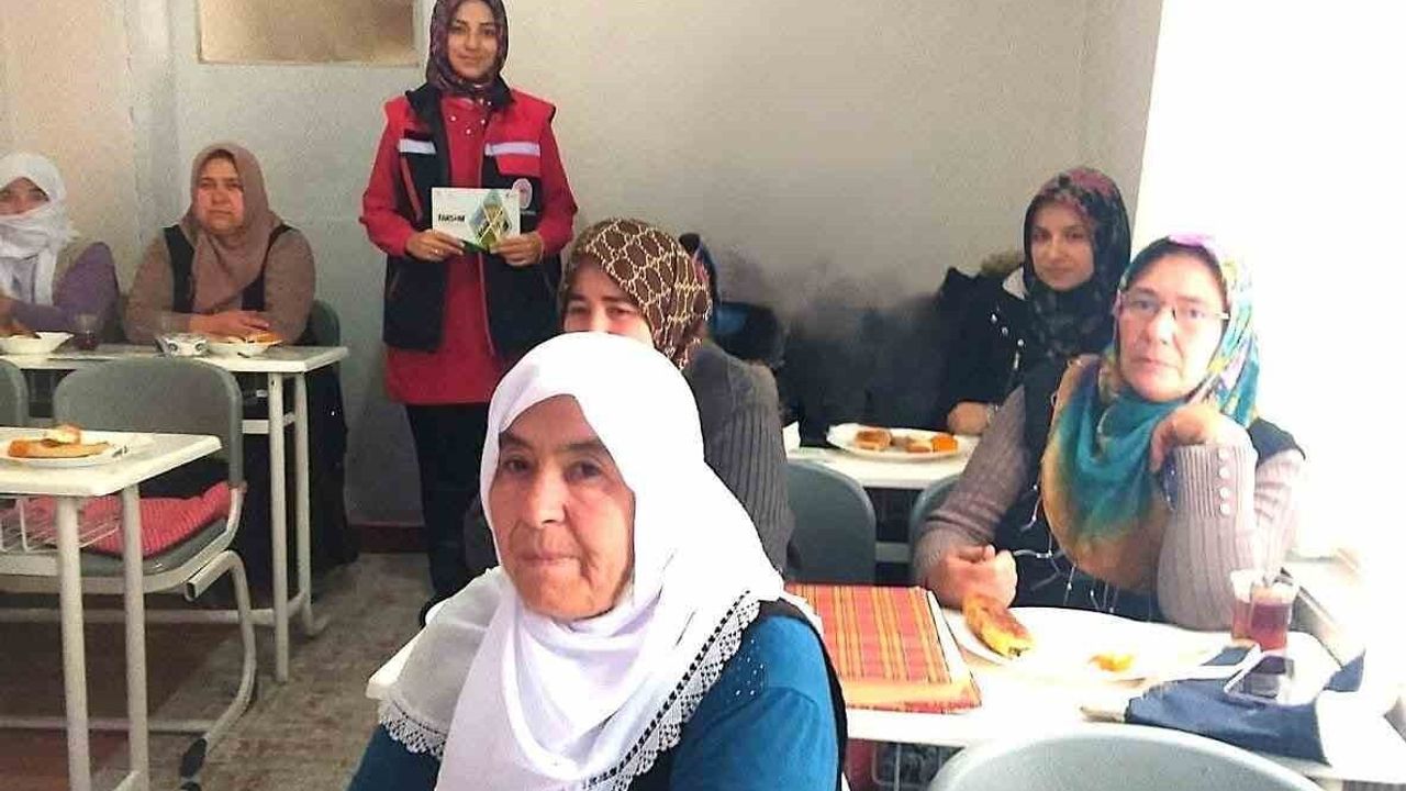 Afyonkarahisar/Nuribey'de Yaklaşık 30 Kadına Kadın Çiftçi Eğitimi Verildi