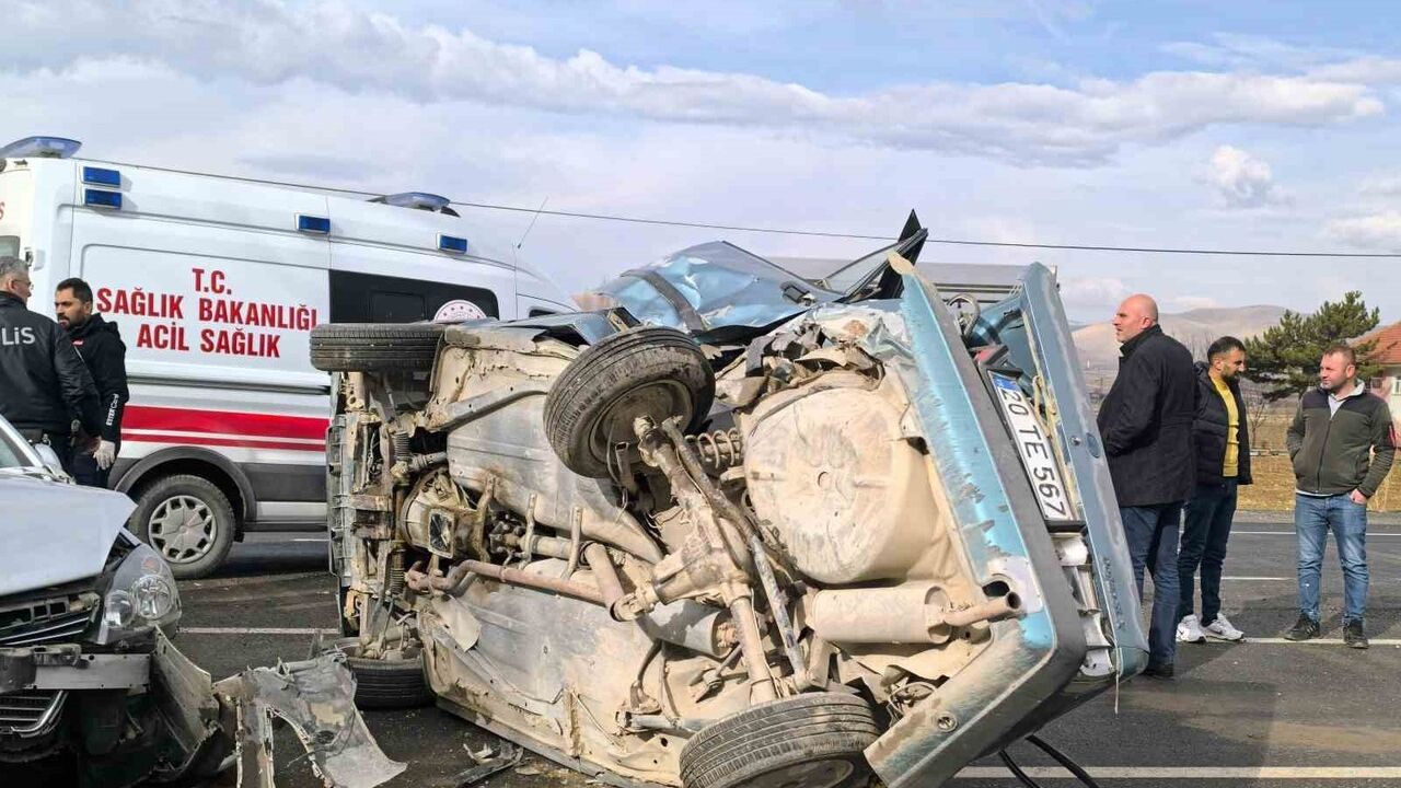 Afyonkarahisar Şuhut’ta İki Otomobilin Çarpışması: 4 Kişi Yaralandı