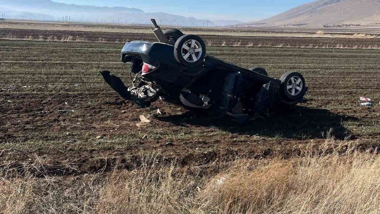 Afyonkarahisar Şuhut'ta şarampole devrilen otomobilde 2 kişi yaralandı