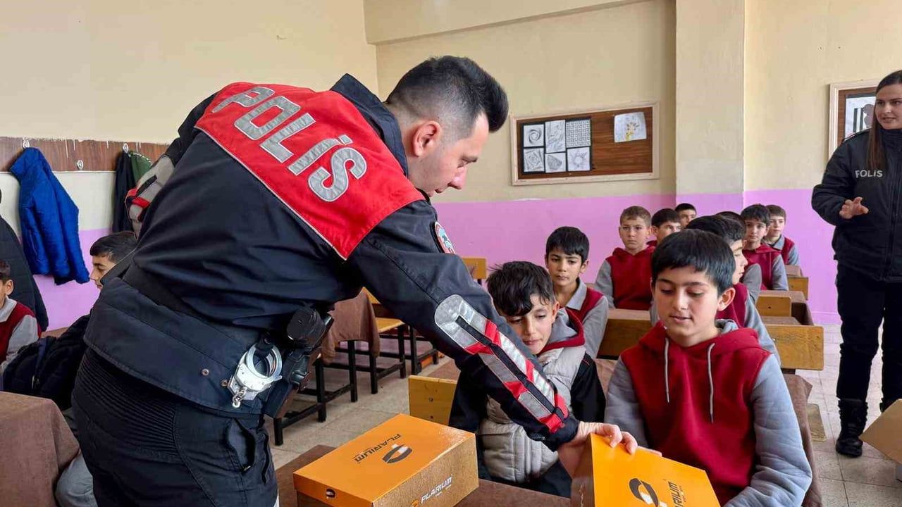 Ağrı'da emniyetten 215 öğrenciye kışlık bot desteği