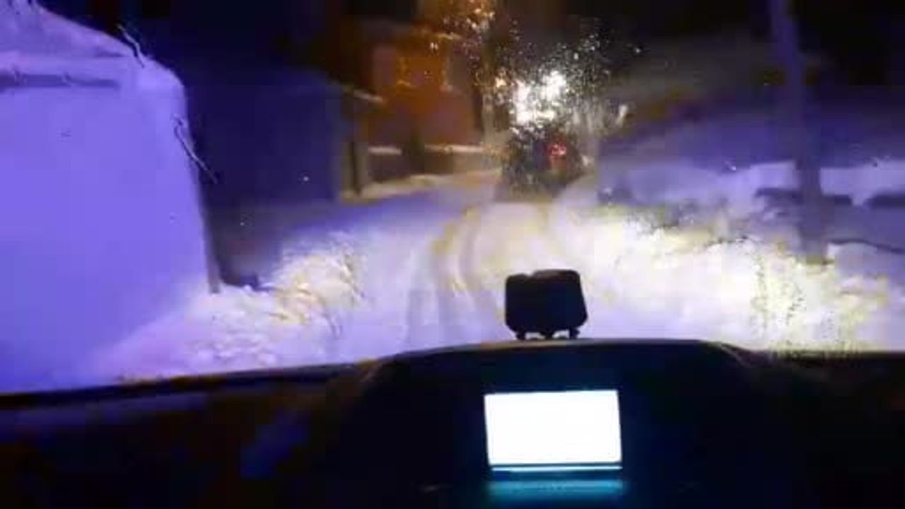 Ağrı’da kar nedeniyle yolu kapanan köyde mahsur kalan 71 yaşındaki hasta kurtarıldı